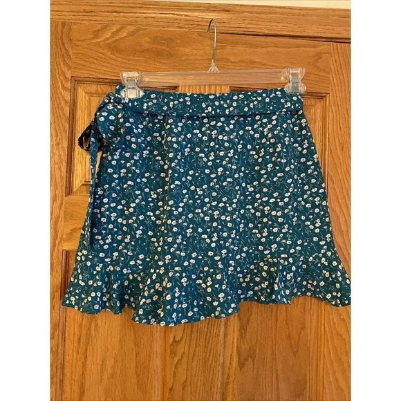 SHEIN Ruffled Mini Skater Skirt Women’s Size S Green Floral Swiftie - Picture 3 of 5